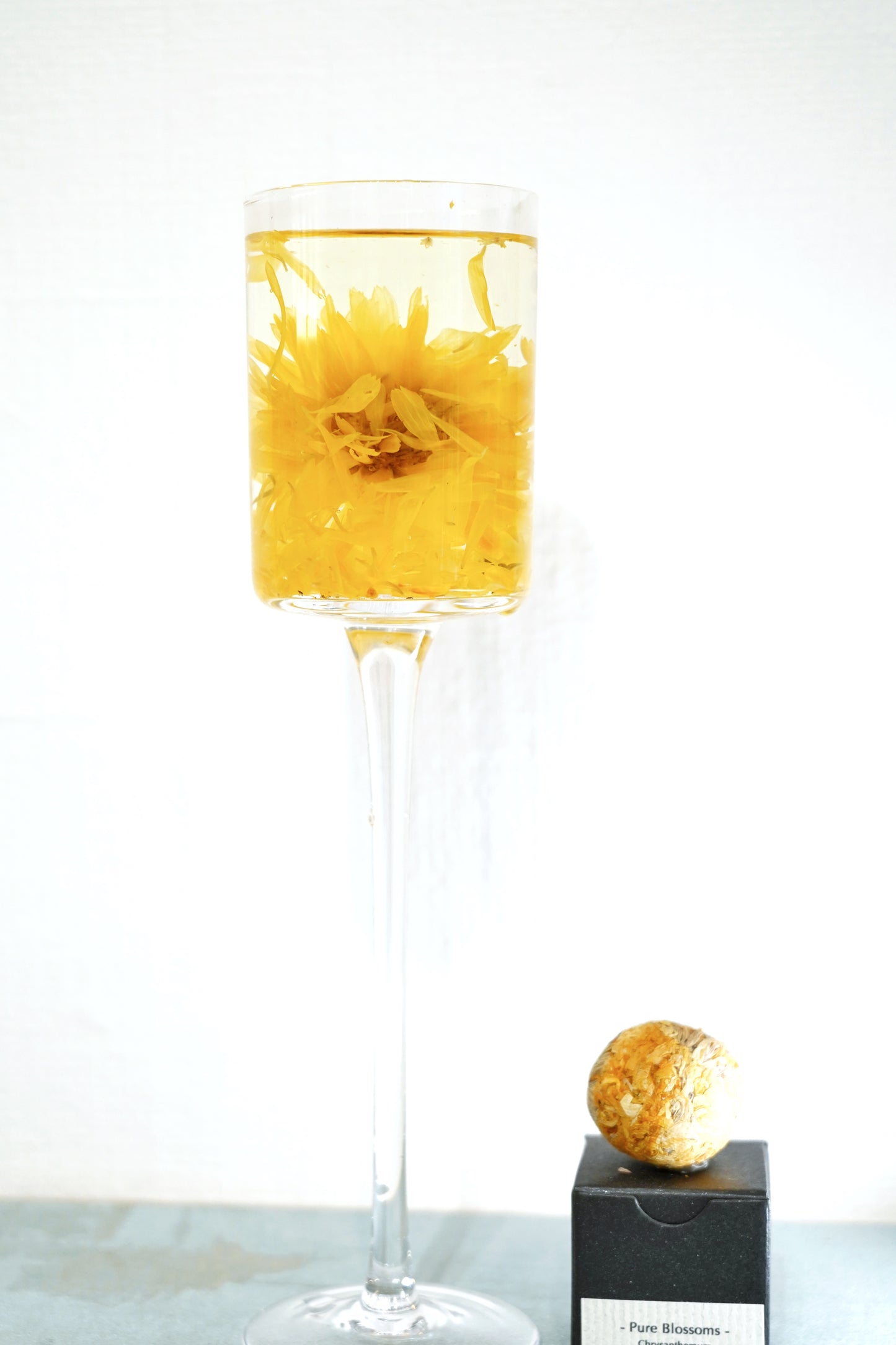 Chrysanthemum blooming tea