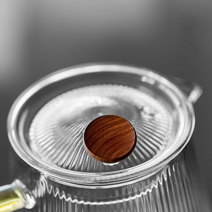 Close-up of the ribbed glass lid and walnut knob on the 800ml glass teapot