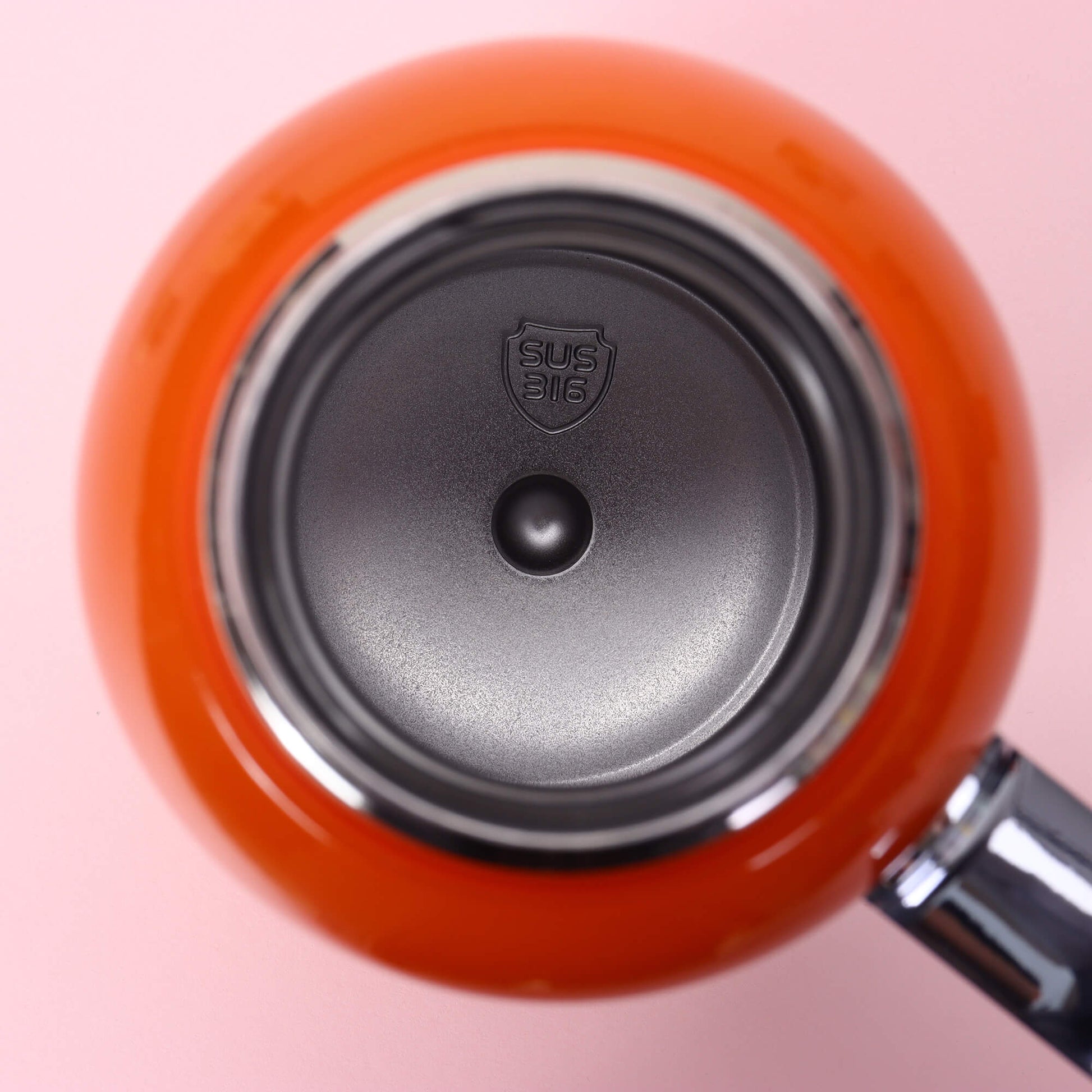 Portable thermal tea flask with built-in strainer spout