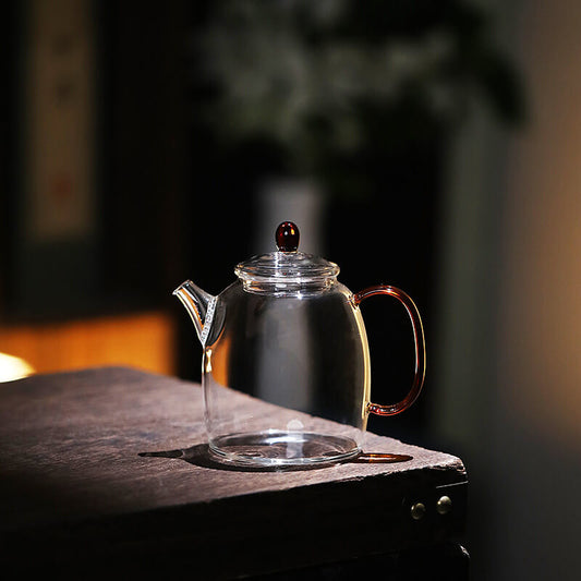 Close-up of the Qinzhong borosilicate glass teapot and its built-in glass infuser