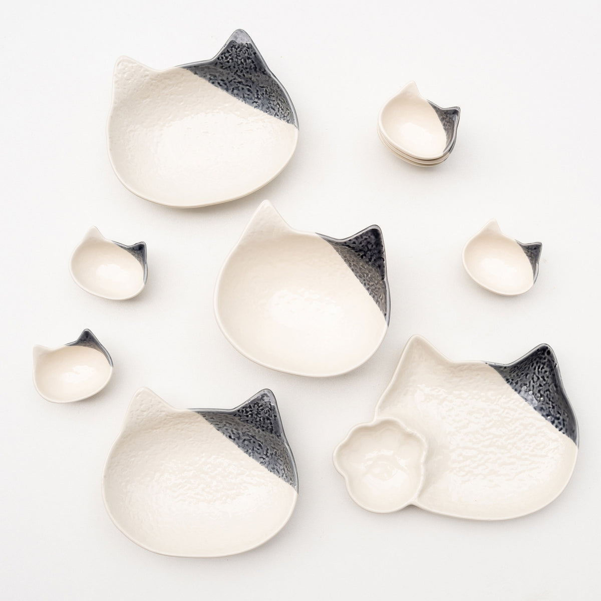 Speckled ear cat dishes with black ears, full set on white