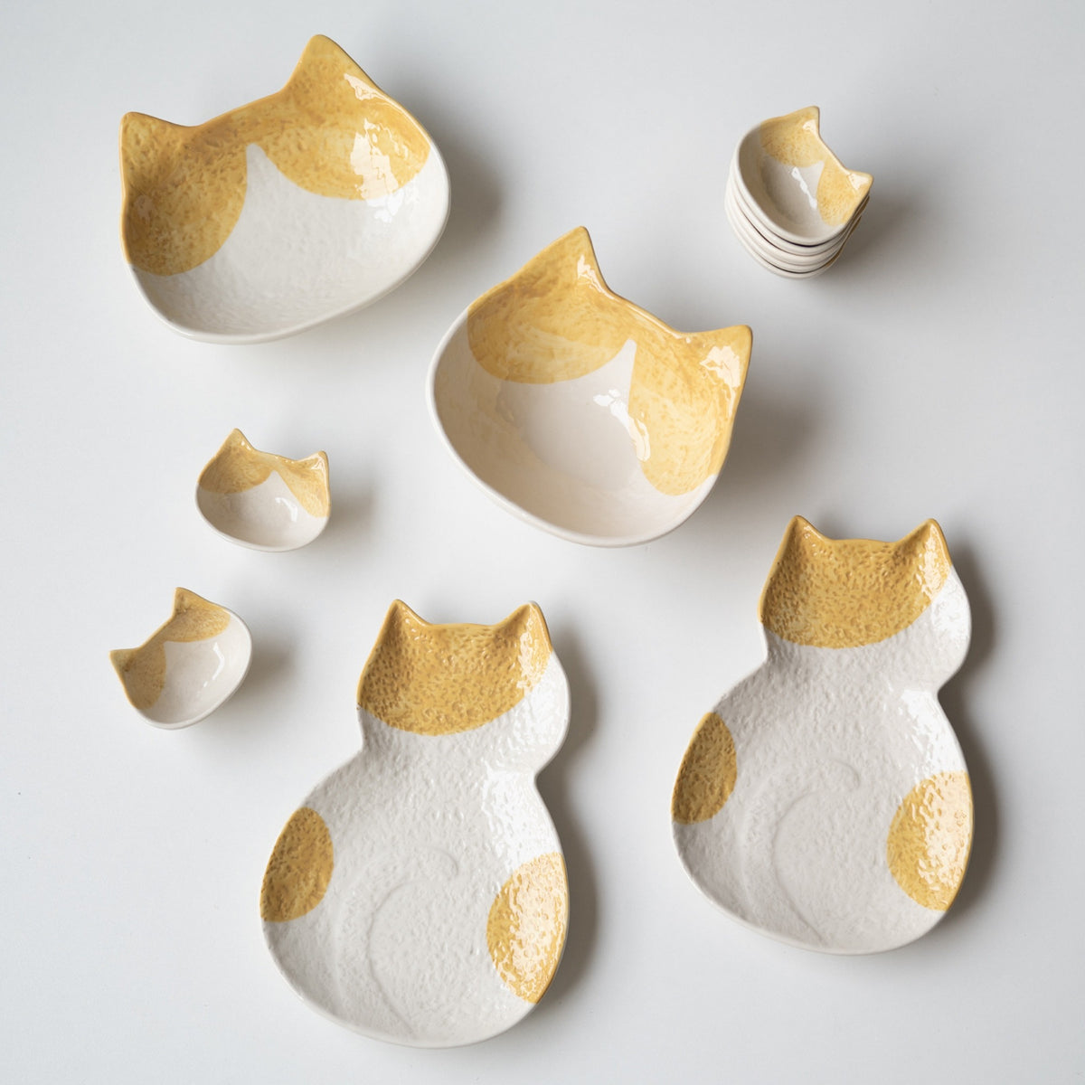 Speckled ear cat dishes with ginger ears, full set on white