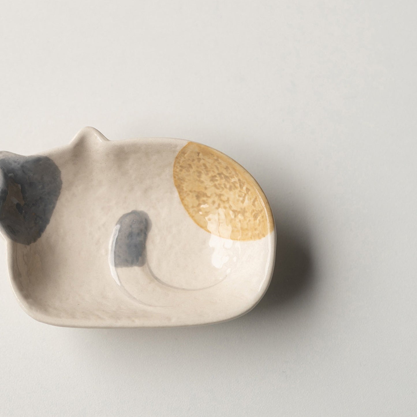 Cream cat ceramic lying cat dish in calico, 7.7 cm