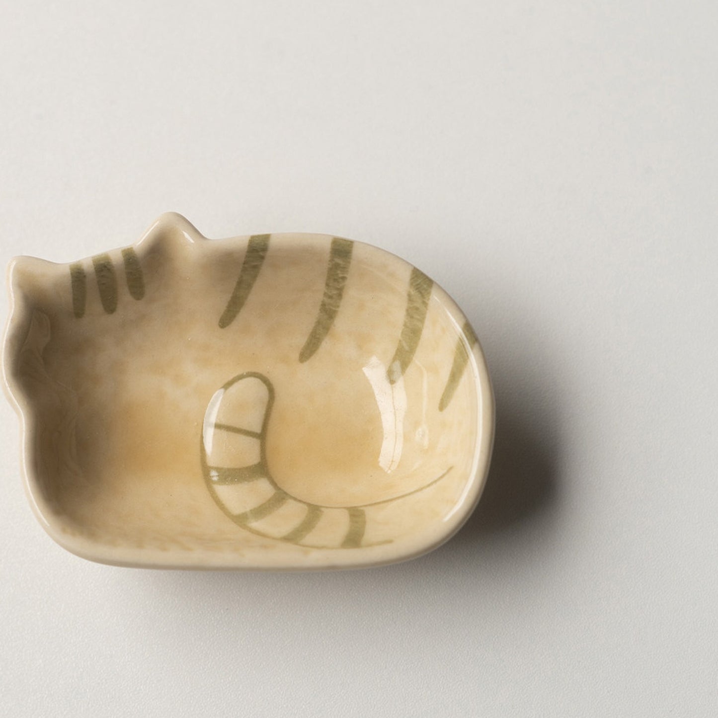 Cream cat ceramic lying cat dish in ginger, 7.7 cm