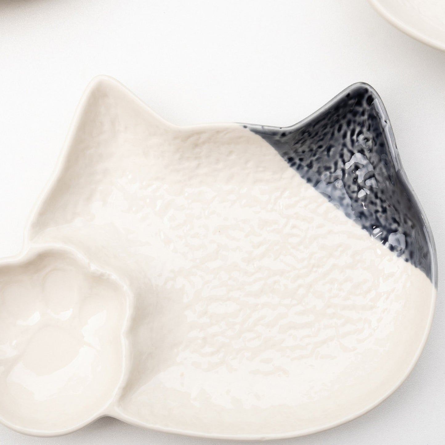 Speckled ear cat paw plate with black ears and paw-shaped dip well, 17.8 cm