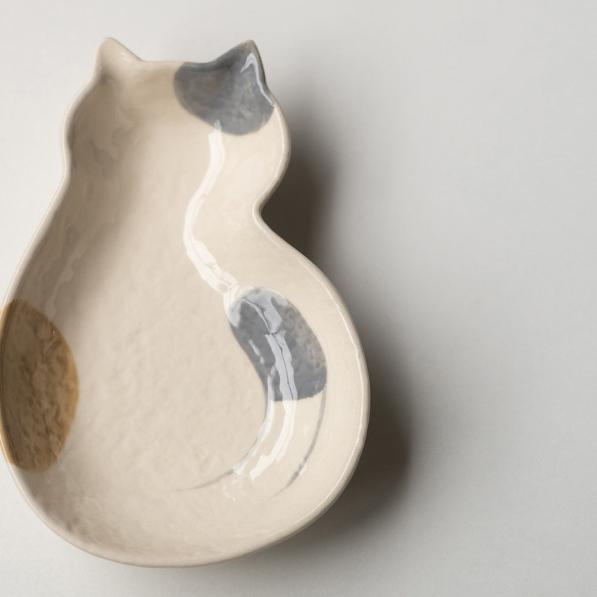 Cream cat ceramic sitting cat plate in calico, 12 cm
