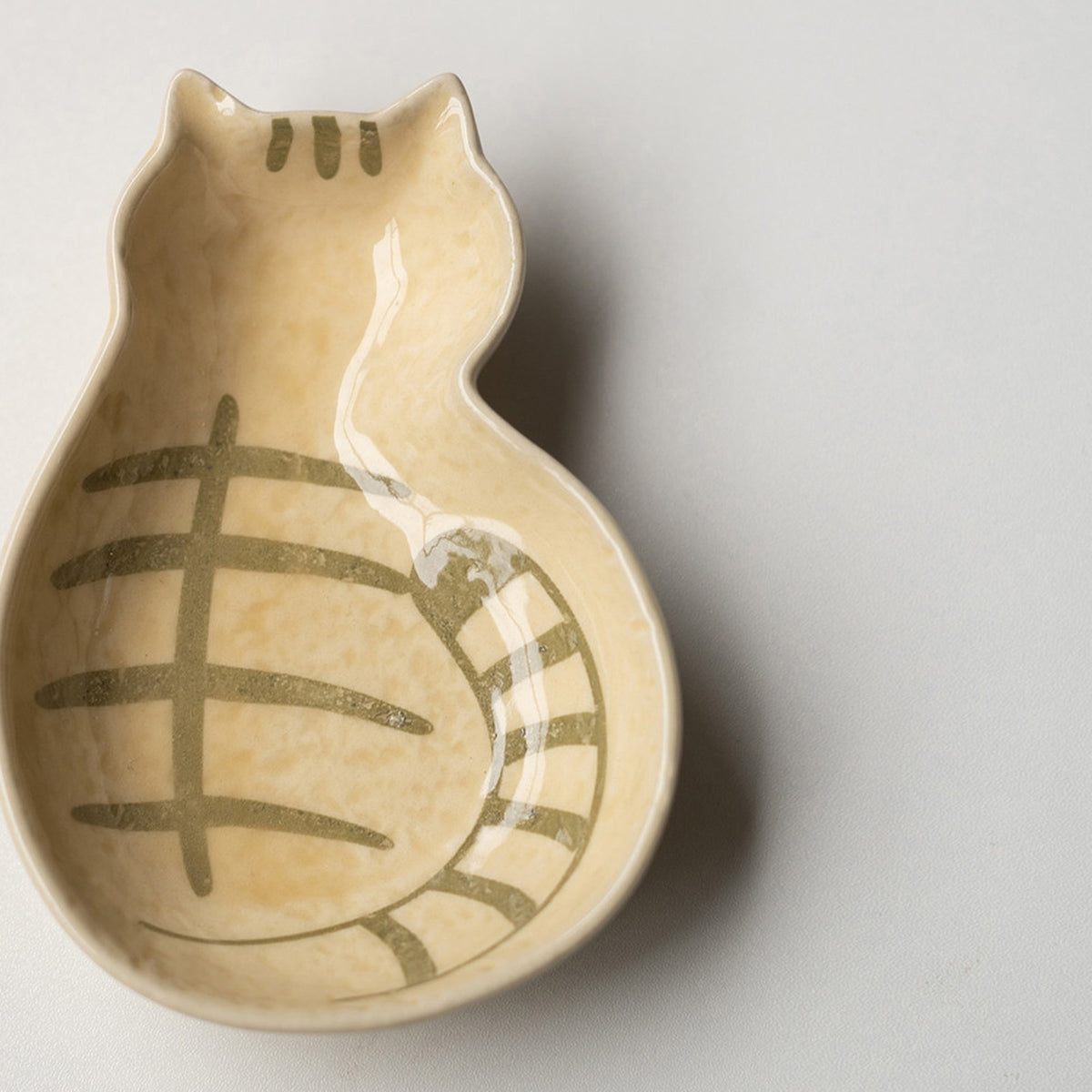 Cream cat ceramic sitting cat plate in ginger, 12 cm