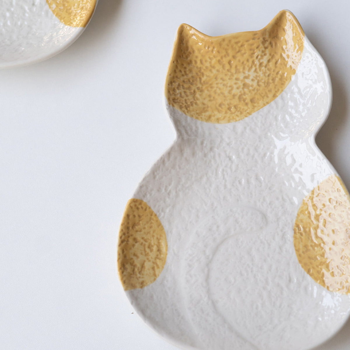 Speckled ear large sitting cat plate with ginger ears, 18 cm