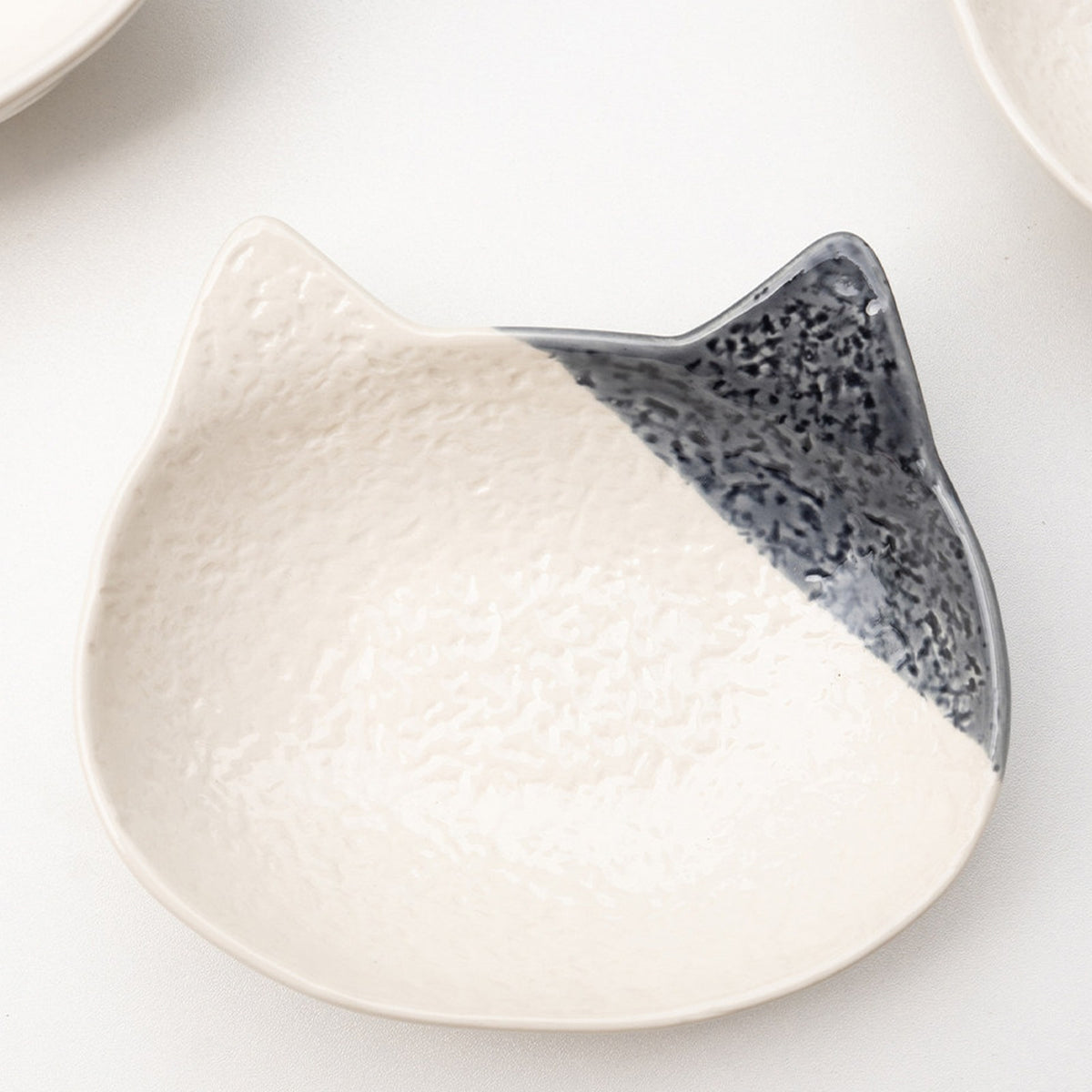Speckled ear cat shallow saucer with black ears, 12 cm