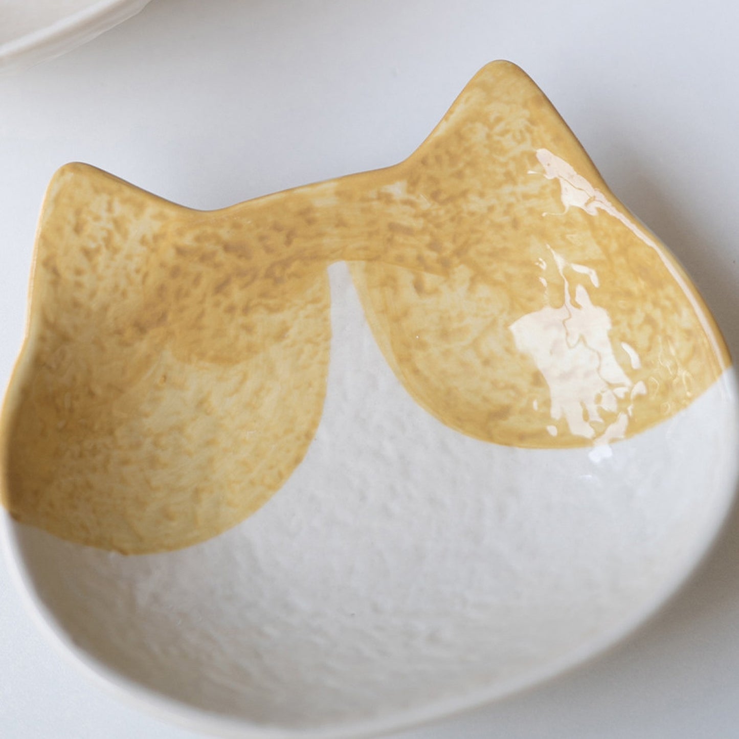 Speckled ear cat shallow saucer with ginger ears, 12 cm