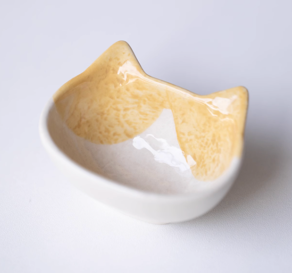 Super-mini yellow cat figurine